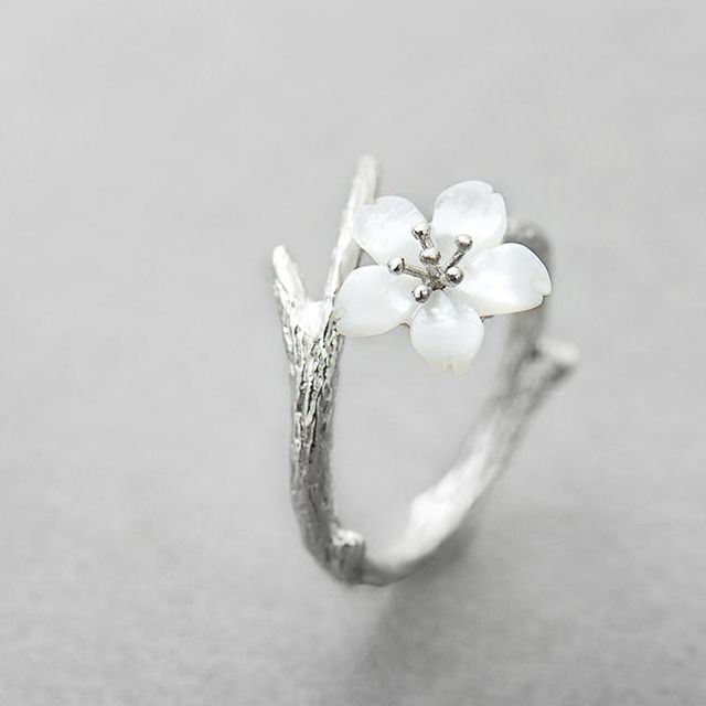 Lovisa™ | Justerbar ring med vit vintageblomma