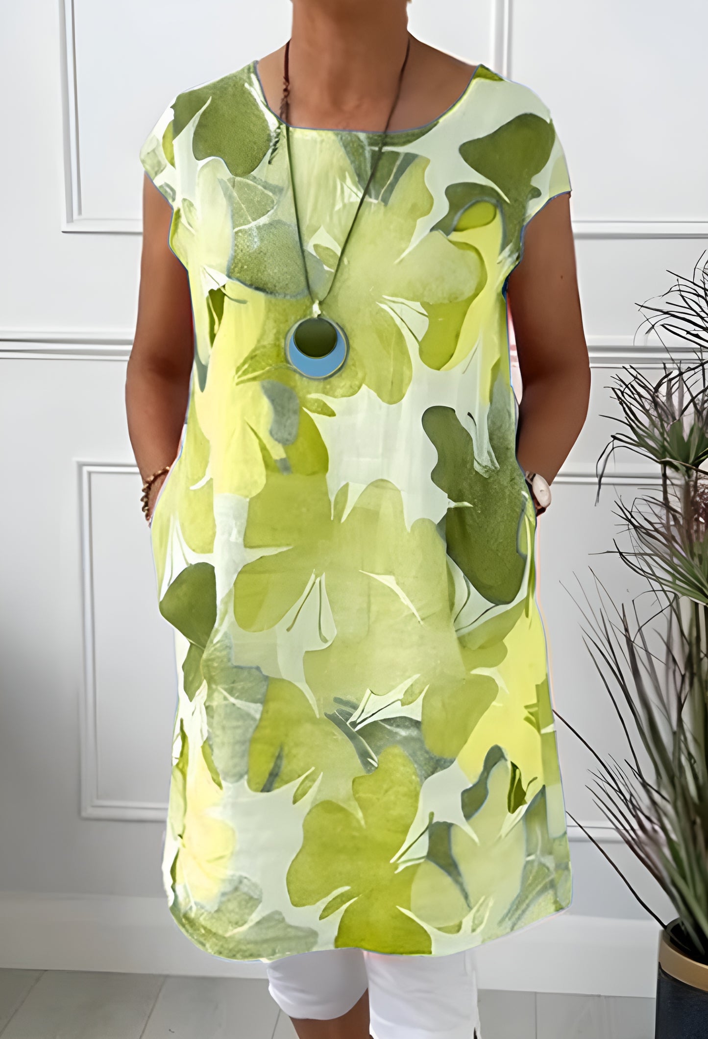 Ellen™ | Kevyt perhoskuvioitu mekko pyöreällä pääntiellä