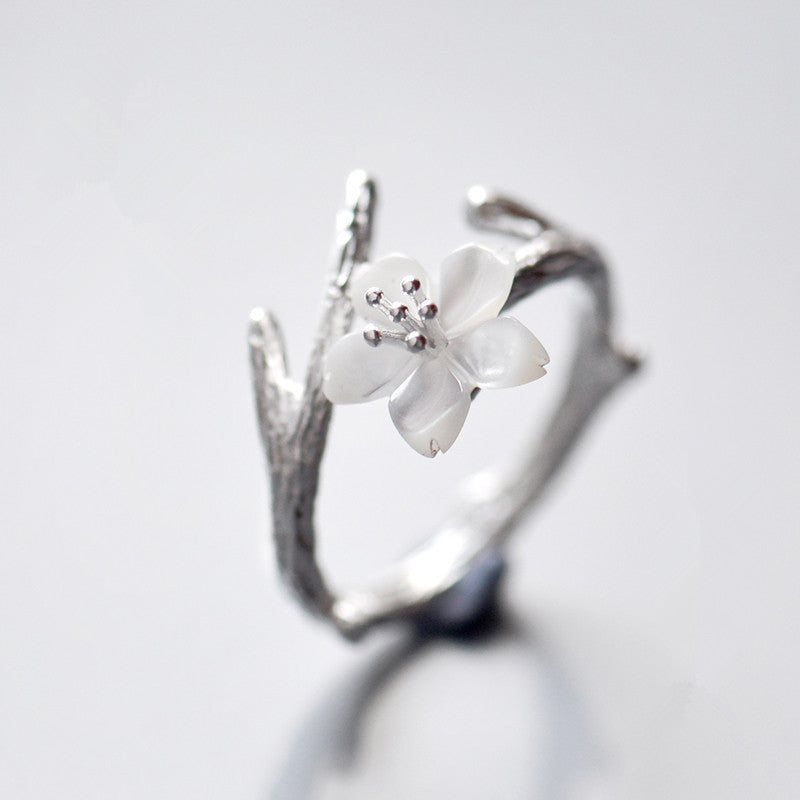 Lovisa™ | Justerbar ring med vit vintageblomma