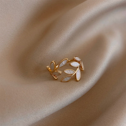Elin™ | Justerbar ring i guld med hvid opalblad