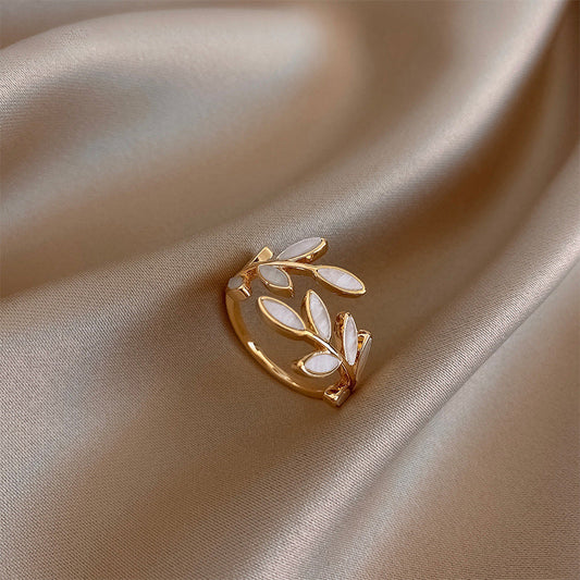 Elin™ | Justerbar ring i guld med hvid opalblad