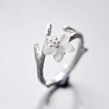Lovisa™ | Justerbar ring med vit vintageblomma