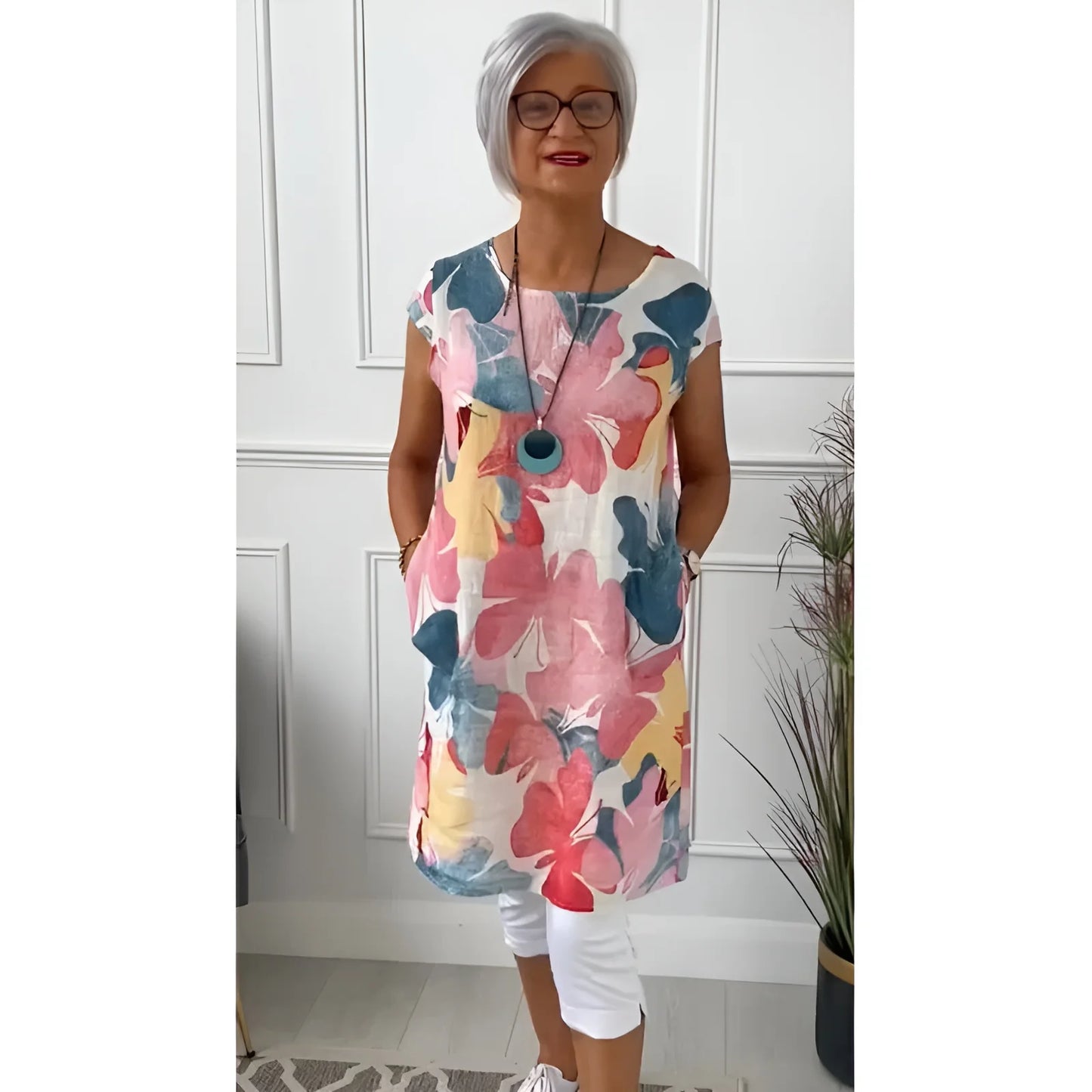Ellen™ | Kevyt perhoskuvioitu mekko pyöreällä pääntiellä
